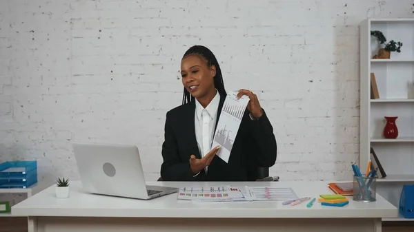 Nowoczesna Koncepcja Bizneswoman Portret Młodej Afroamerykanki Biurze Kobieta Wykonująca Wideo — Zdjęcie stockowe