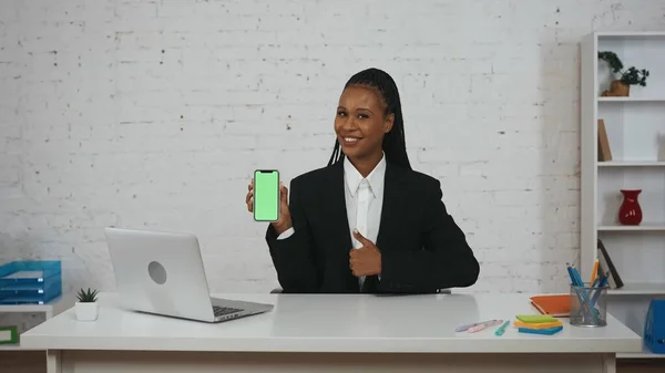 Modernes Unternehmerkonzept Porträt Einer Jungen Afroamerikanerin Büro Frau Schreibtisch Smartphone — Stockfoto