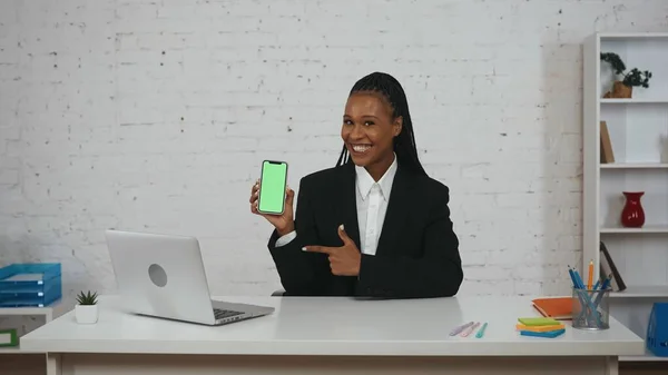 Modernes Unternehmerkonzept Porträt Einer Jungen Afroamerikanerin Büro Frau Mit Smartphone — Stockfoto