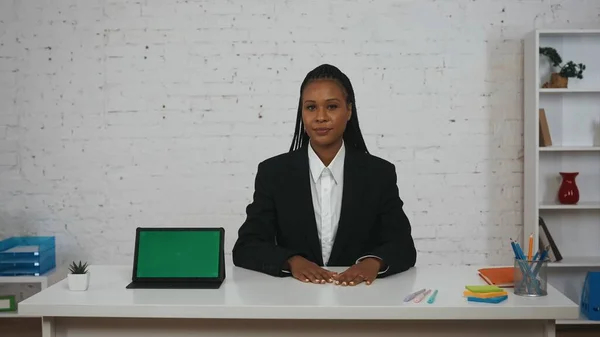 Nowoczesna Koncepcja Bizneswoman Portret Młodej Afroamerykanki Biurze Kobieta Siedząca Przy — Zdjęcie stockowe