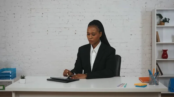 Nowoczesna Koncepcja Bizneswoman Portret Młodej Afroamerykanki Biurze Projektantka Pracująca Tablecie — Zdjęcie stockowe