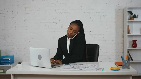 Nowoczesna Koncepcja Bizneswoman Portret Młodej Afroamerykanki Biurze Kobieta Przy Biurku — Zdjęcie stockowe