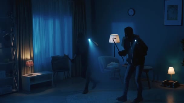 Vídeo Dois Assaltantes Indo Redor Apartamento Escuro Com Lanternas Acesas — Vídeo de Stock