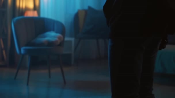 Video Inbrottstjuv Som Går Runt Lägenheten Med Ficklampa Tänd Mannen — Stockvideo
