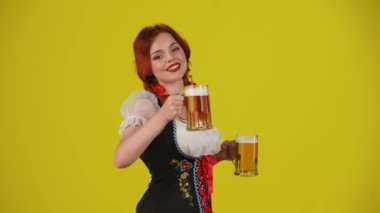 Geleneksel bir kostüm giymiş, iki bardak bira içen ve gülümseyen genç bir Alman kadının orta sarı arka plan görüntüsü. Ekim Festivali, bira festivali.