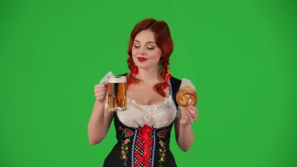 中绿色屏幕隔离了一个年轻德国女人的彩色关键视频 女服务员 身穿传统服装 手持椒盐卷饼和一杯啤酒 她很兴奋十月节 啤酒节 — 图库视频影像
