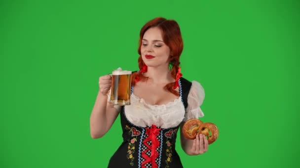 Geleneksel Bir Kostüm Giymiş Elinde Çubuk Kraker Bir Bardak Bira — Stok video