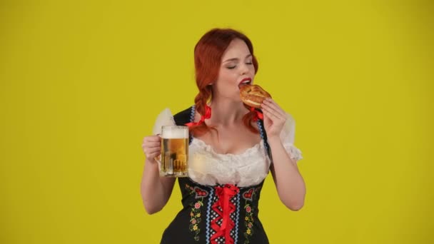 Videoclip Fundal Galben Mediu Unei Tinere Germane Chelneriță Purtând Costum — Videoclip de stoc