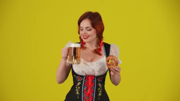 Середньо Жовтий Фон Ізольоване Відео Молодої Німецької Жінки Офіціантки Одягнена — стокове відео