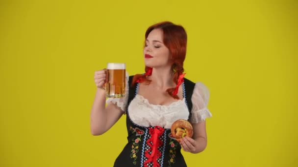 Middelgele Achtergrond Geïsoleerde Video Van Een Jonge Duitse Vrouw Serveerster — Stockvideo