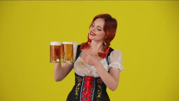 Mittlerer Gelber Hintergrund Isoliertes Video Einer Jungen Deutschen Frau Kellnerin — Stockvideo