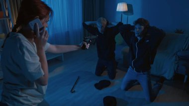 Evde suçüstü yakalanan iki hırsızın, davetsiz misafirlerin vurulması. Evin sahibi, kiracı onlara silah doğrultuyor. Kadın acil yardım hattını arıyor. Gardiyan ya da güvenlik ajansı, reklam.