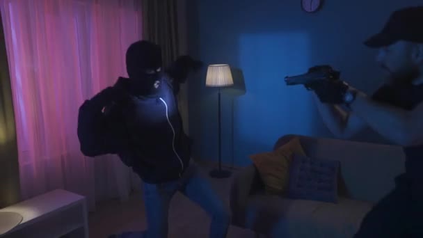 Evde Suçüstü Yakalanan Iki Hırsızın Videosu Var Polis Onlara Silah — Stok video