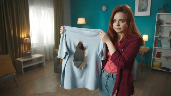 Mellanslag Ung Rödhårig Kvinna Med Shirt Som Brändes Med Ett — Stockfoto