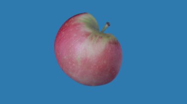 Sağlıklı gıda reklamları yaratıcı konsept. Mavi arka planda izole edilmiş. Meyveler ekrana karşı dönüyor. Olgun elmanın yarısının yakın plan çekimi tüm açılardan görülebiliyor. Krom anahtar.