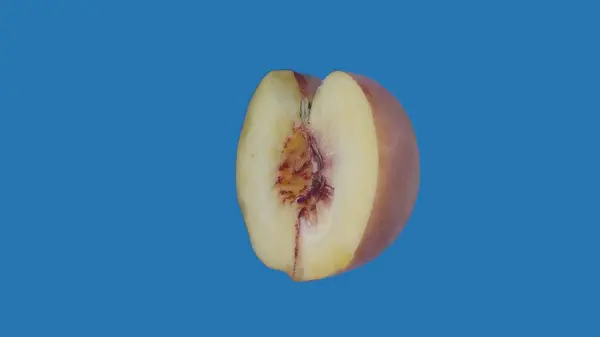 果物や野菜を健康的に食べるクリエイティブなコンセプト 着色されたスクリーンに対するフルーツ 熟した桃のクローズアップスタジオショット ブルーの背景に隔離された半分スライス — ストック写真