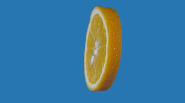 果物や野菜を健康的に食べるクリエイティブなコンセプト 着色されたスクリーンに対するフルーツ 青い背景に隔離された丸いオレンジ色のスライス側のビューのクローズアップスタジオショット — ストック写真