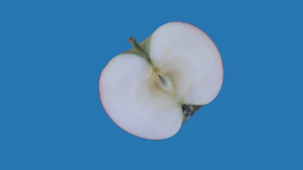果物や野菜を健康的に食べるクリエイティブなコンセプト 着色されたスクリーンに対するフルーツ 青い背景に隔離されたスライスされたリンゴのクローズアップスタジオショット — ストック写真