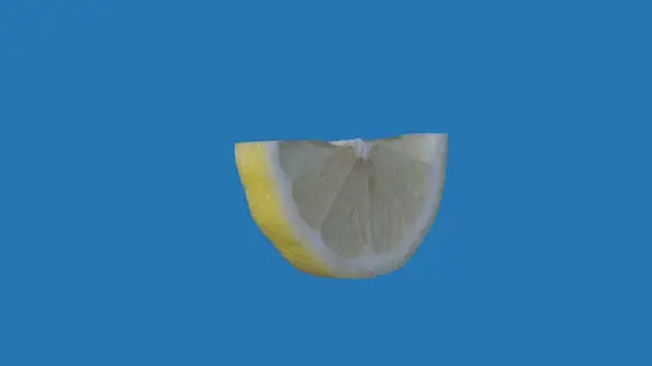 果物や野菜を健康的に食べるクリエイティブなコンセプト 着色されたスクリーンに対するフルーツ ブルーの背景に隔離されたレモンのスライスのクローズアップスタジオショット — ストック写真