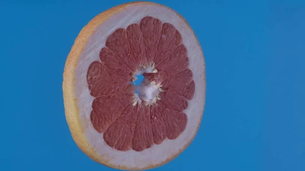 健康的水果和蔬菜创意概念 水果与彩色屏幕的对比 用蓝色背景隔离的柚子圆片拍摄的特写镜头 — 图库照片