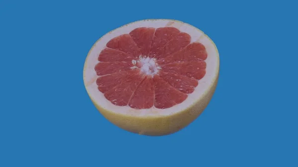 果物や野菜を健康的に食べるクリエイティブなコンセプト 着色されたスクリーンに対するフルーツ ブルーの背景に隔離されたスライスされた赤いグレープフルーツの半分のクローズアップスタジオショット — ストック写真