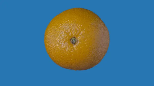 果物や野菜を健康的に食べるクリエイティブなコンセプト 着色されたスクリーンに対するフルーツ 青い背景に隔離されたオレンジ色の柑橘類のクローズアップスタジオショット — ストック写真