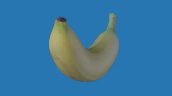 健康的水果和蔬菜创意概念 水果与彩色屏幕的对比 Closeup工作室拍摄成熟香蕉 蓝色背景隔离 — 图库照片