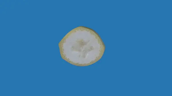 果物や野菜を健康的に食べるクリエイティブなコンセプト 着色されたスクリーンに対するフルーツ ブルーの背景に隔離された丸いバナナスライスのクローズアップスタジオショット — ストック写真