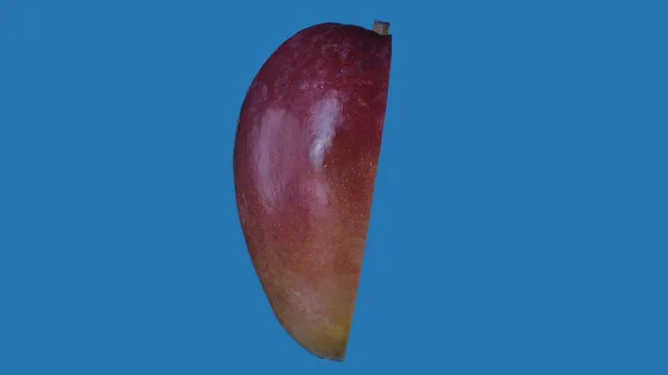 健康的水果和蔬菜创意概念 水果与彩色屏幕的对比 半片没有坑的芒果在蓝色背景下被切割成薄片后的布景拍摄 — 图库照片