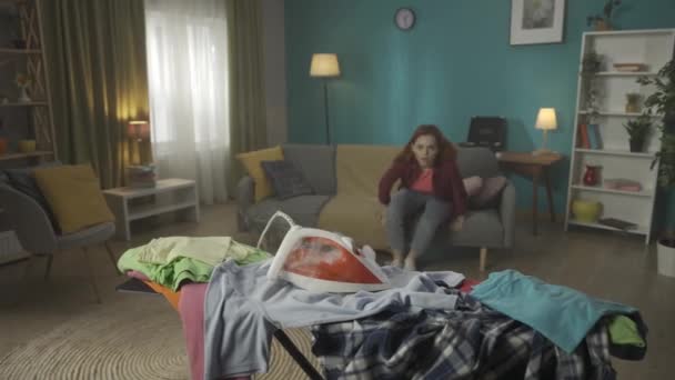 Video Joven Sentado Sofá Con Teléfono Mano Cuenta Que Olvidó — Vídeo de stock
