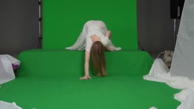 Ele geçirilmiş bir kadının, kadın figürünün, hayaletin, kötü ruhun, kameraya doğru sürünen bir zombinin tam boyutlu yeşil ekran görüntüsü. Yüzük referansı. Korku klibi, reklam, yürüyen ölü.