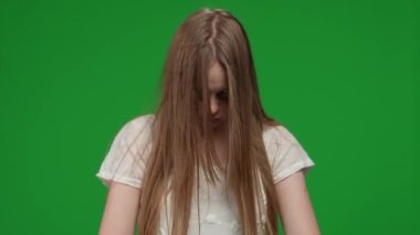 Orta yeşil ekran, ele geçirilmiş bir kadın, kadın figürü, hayalet, kötü ruh, ellerini kameraya çeken zombi, homurdanan, sırıtan bir kadının krom anahtar videosu. Korku klibi, reklam, yürüyen ölü.