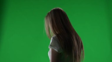 Orta yeşil ekran, ele geçirilmiş bir kadının, kadın figürünün, hayaletin, kötü ruhun ölü bir bakışla yüzünü kameraya çeviren zombinin krom anahtar videosu. Korku klibi, reklam, yürüyen ölüler. Krom