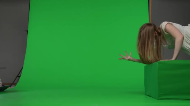 フルサイズのサイドビュー 緑色のスクリーン クロマ ポーズされた女性のキービデオ 女性の図 ポルタージスト ゾンビは障害物の上を這う リング参照 ホラークリップ ウォーキングデッド — ストック動画