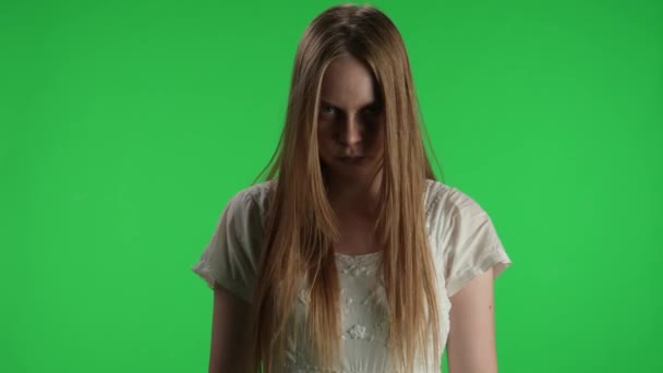 Közepes Zöld Vászon Kroma Kulcsos Videó Egy Posztolt Nőről Női — Stock videók