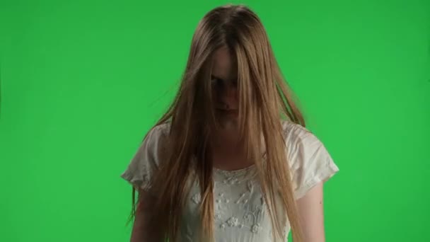中绿色屏风 色彩斑斓的女性视频 女性形象 食人魔 僵尸复活 拔出一把刀 看着相机 恐怖片 行尸走肉 — 图库视频影像