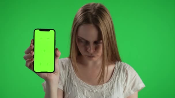 中绿色的屏幕 彩色的关键视频一个女装 女人的形象 花言巧语 僵尸手持智能手机与一个模型 位置的广告 恐怖的夹子 行尸走肉 — 图库视频影像