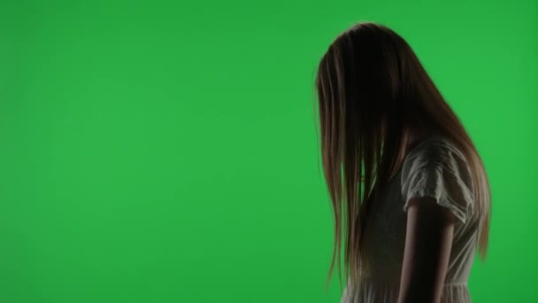 メディアサイドビューグリーンスクリーン ポーズされた女性の図のクロマキービデオ ポルタージスト ゾンビは彼女の手を引き出します 髪が顔を覆っている ホラー クリップ 死んだ クロマキー — ストック動画