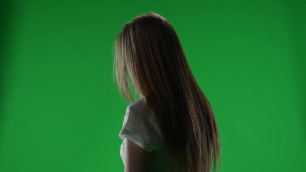 中绿色的屏幕 彩色的关键视频一个雌鸟 女人的形象 花言巧语 僵尸转身对着相机 咧嘴笑 恐怖片 行尸走肉 — 图库视频影像