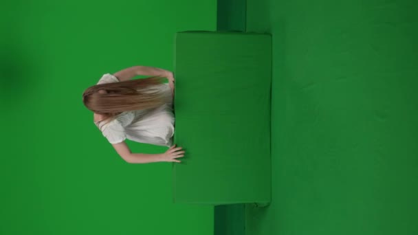 ポーズされた女性の姿 ポルタージスト ゾンビのフルサイズの垂直緑色のスクリーンビデオカメラへの障害の上を這う リング参照 ホラークリップ ウォーキングデッド — ストック動画