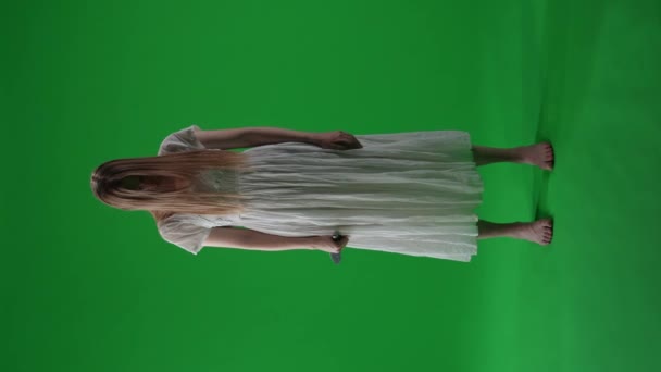 全尺寸的垂直绿色屏风 色彩斑斓的女性关键视频 女性形象 僵尸复活 拔出一把刀 刺穿空气 恐怖的片段 — 图库视频影像