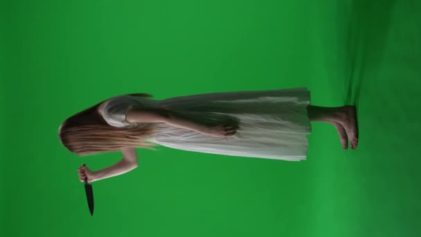 フルサイズのサイドビュー垂直緑色のスクリーン クロマのキービデオ ポーズの女性 女性図 ポルターゲジスト ゾンビは ナイフを引き出す ホラークリップ ウォーキングデッド — ストック動画