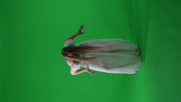 フルサイズの垂直緑色のスクリーン ポスティングされた女性のキービデオ 女性の姿 ポルタージスト ゾンビは 中断して移動します 強迫的な方法 ホラークリップ ウォーキングデッド — ストック動画