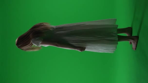Pantalla Verde Vertical Tamaño Completo Video Croma Key Una Mujer — Vídeo de stock