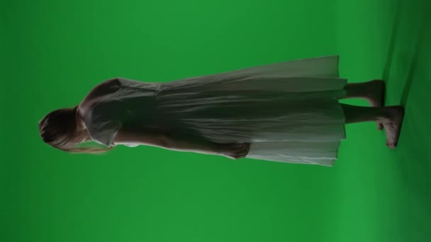 Pantalla Verde Vertical Tamaño Completo Video Croma Key Una Mujer — Vídeo de stock