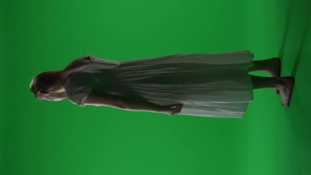 フルサイズの垂直緑色のスクリーン クロマのキービデオ ポーズの女性 女性図 ポルタージスト ゾンビは死んだ外観でカメラに彼女の顔を回します ホラークリップ 死んだ — ストック動画