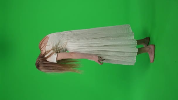 フルサイズの垂直緑色のスクリーン クロマのキービデオ ポーズの女性 女性の図 ポルタージスト ゾンビは カメラに彼女の顔を回す 破壊的かつ強迫的 ホラークリップ 死んだ — ストック動画