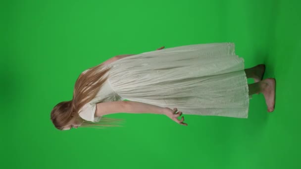 Полноразмерный Вертикальный Зеленый Экран Хромированное Ключевое Видео Самке Женской Фигуре — стоковое видео