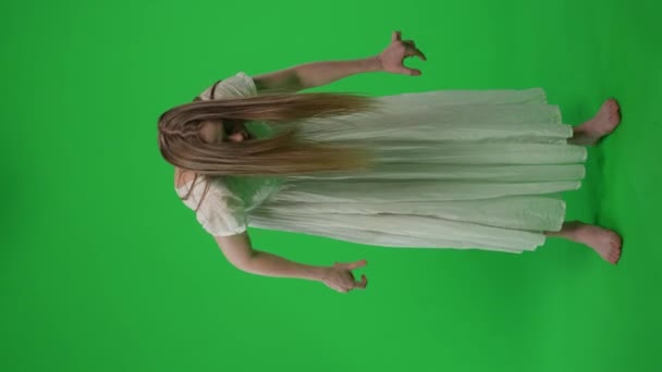 Teljes Méretű Függőleges Zöld Vászon Krómkulcsos Videó Egy Posztolt Nőről — Stock videók