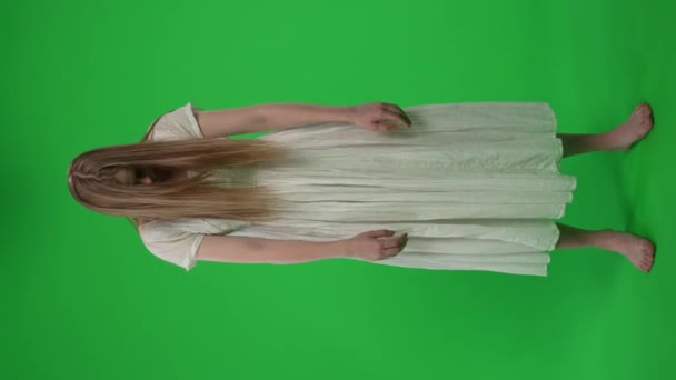 Teljes Méretű Függőleges Zöld Vászon Krómkulcsos Videó Egy Posztolt Nőről — Stock videók
